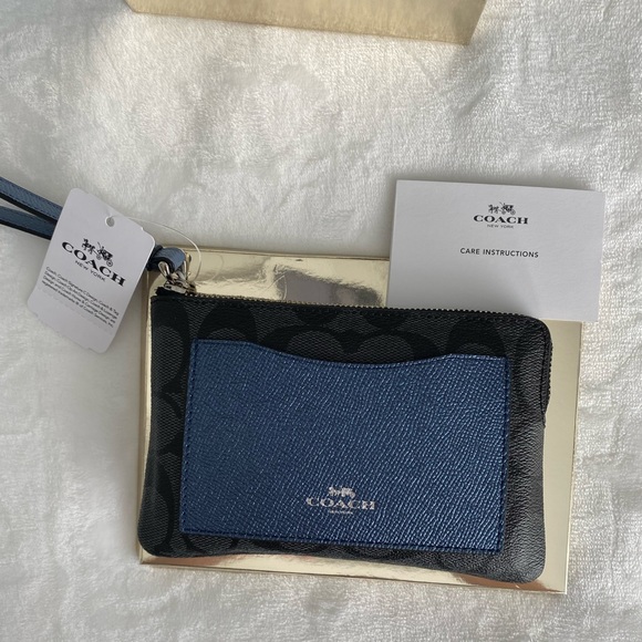 Coach Accesories/  Small Wristlet with Side Pocket 4”x6” - Picture 6 of 14